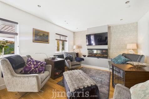 Lounge Area (Open Plan)