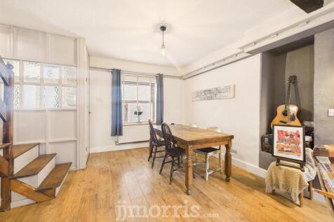 Lounge/Dining Area
