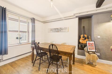 Lounge/Dining Area