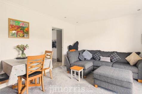 Lounge/Dining Area