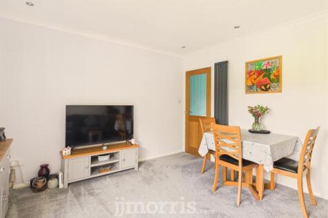 Lounge/Dining Area