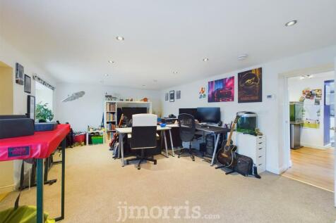 CAM01583G0-PR0202-STILL004.jpg