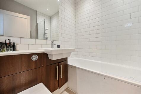 Blythe Road - Bathroom (4).JPG