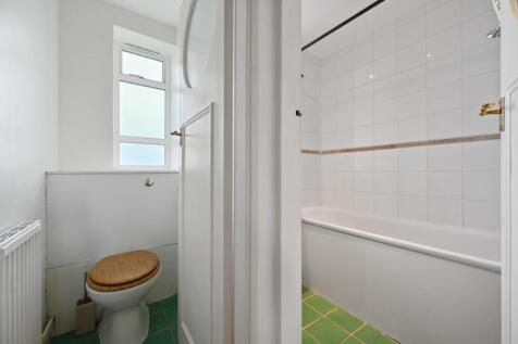 FB - Ashchurch Park Villas - Bathroom3 (1).JPG