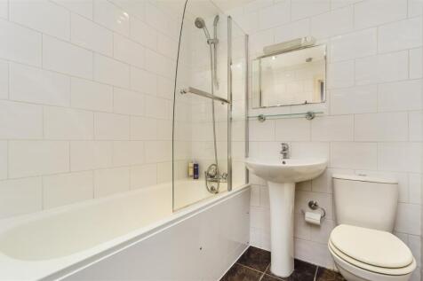 Lettings Hammersmith Sinclair Road - Bathroom.jpg