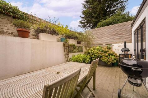 Flat 2, 68 Sinclair Road (14).JPG