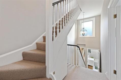 Godolphin Road - Landing3 (1).JPG