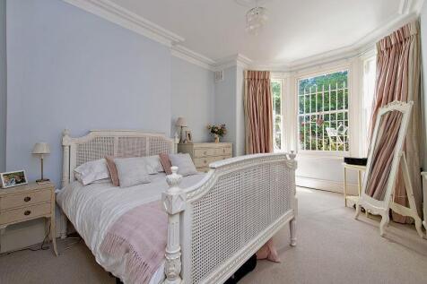 Lettings Hammersmith Sinclair Road - Bedroom 1.jpg