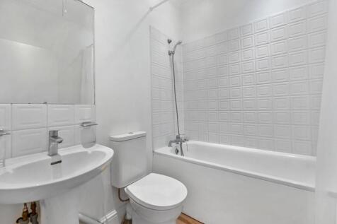 RQFBL_64a High Street_Bathroom (4).jpg