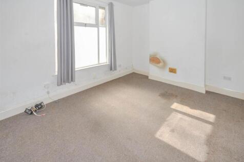 LOUNGE/BEDROOM