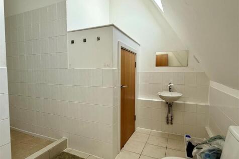 ENSUITE SHOWER ROOM