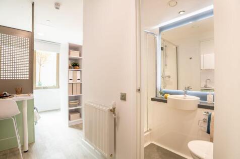 Ensuite Bathroom 1