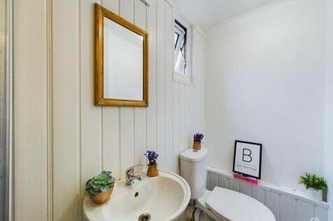 SHOWER ROOM TOILET 