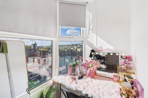 BEDROOM  MAKEUP DESK