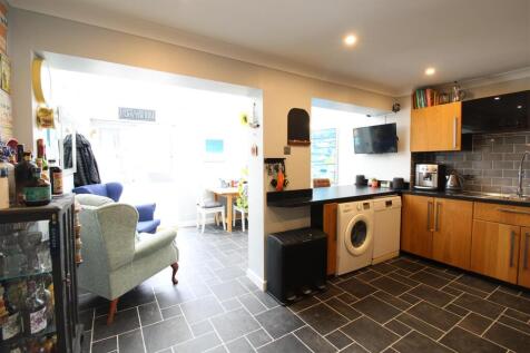 Kitchen2.JPG