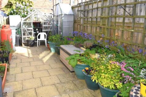 REAR ENCLOSED PATIO GARDEN