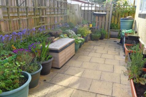 REAR ENCLOSED PATIO GARDEN