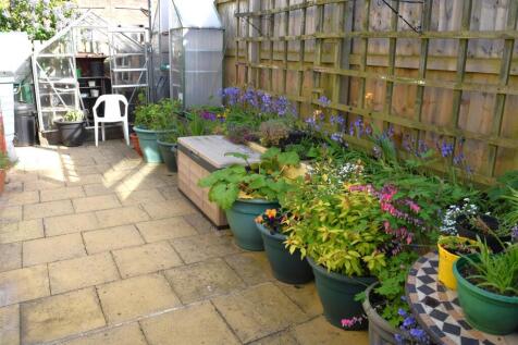 REAR ENCLOSED PATIO GARDEN