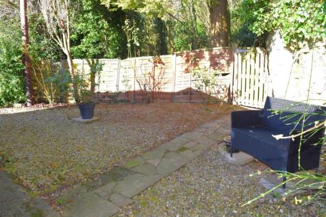 ENCLOSED PATIO GARDEN &#43; PARKING