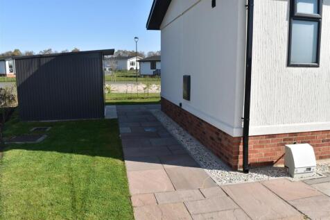 FRONT GARDEN &#43; DRIVEWAY