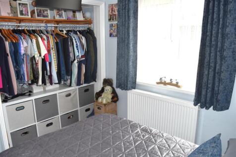 DOUBLE BEDROOM