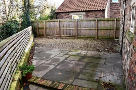 ENCLOSED COURTYARD GARDEN