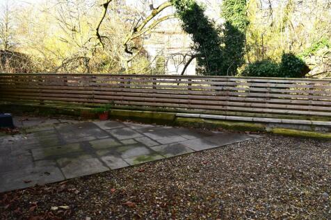 ENCLOSED COURTYARD GARDEN