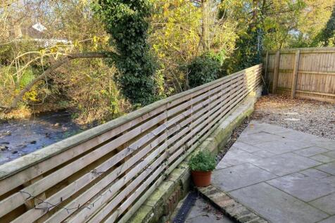 ENCLOSED COURTYARD GARDEN