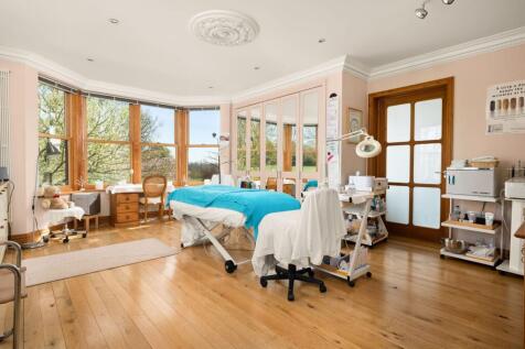 Bedroom 2/Salon