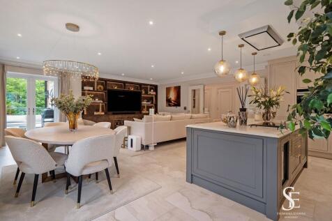 Open-plan kitchen / dining / living area