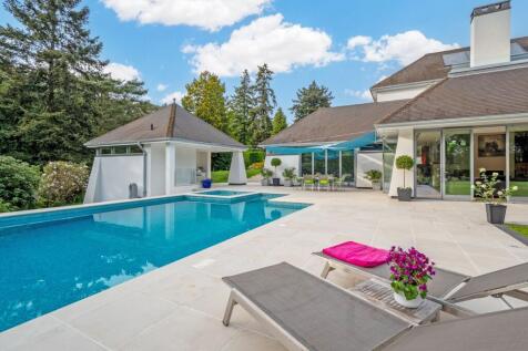 Swimming pool seating