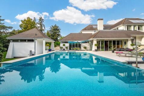 Rear with swimming pool