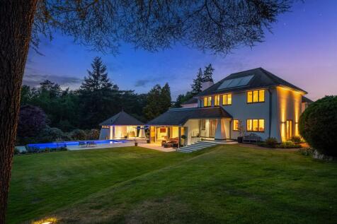 Twilight side with garden