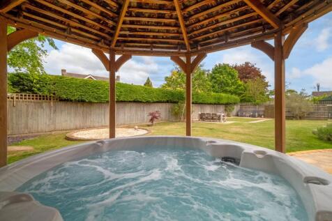 Hot tub - garden
