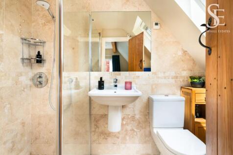 Principle bedroom ensuite