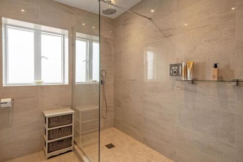 Bedroom 2 ensuite
