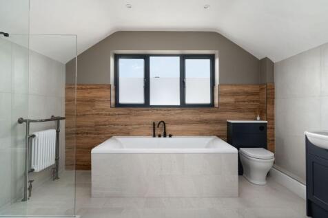 Principal Ensuite with Spa Bath