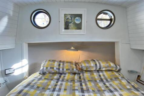 Bed 1.jpg