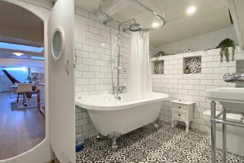 Bathroom 1.jpg