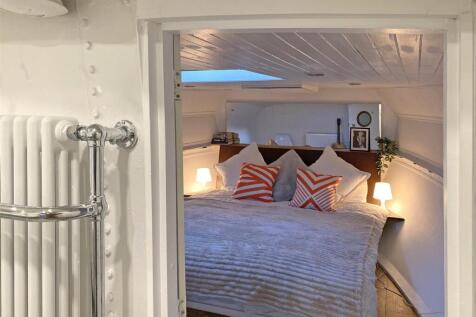 Bedroom 1.jpg