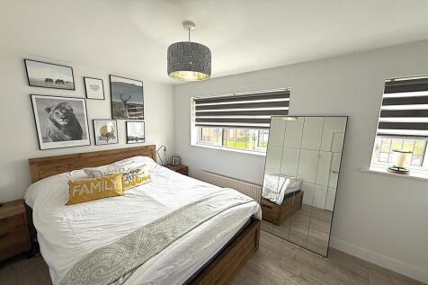 Bedroom 1 3rd.jpg