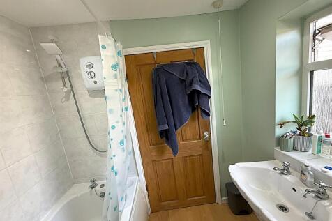 Bathroom 2nd.jpg