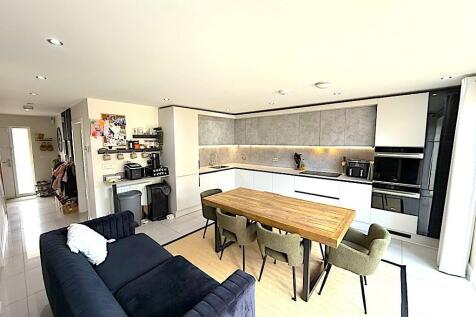 kitchen 3rd.jpg