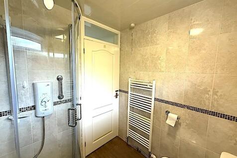 Bathroom 3rd.jpg