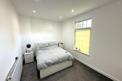 Bedroom 1.jpg