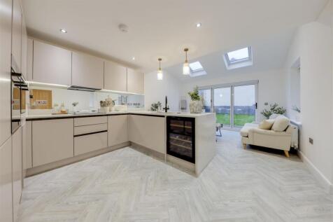 Open Plan Kitching / Dining / Living Alt