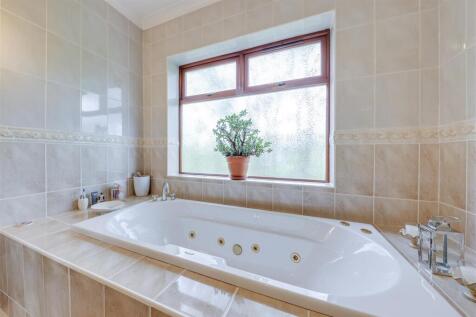 Feature Spa Bath