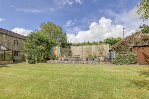 Shepherds Hut &amp; Patio