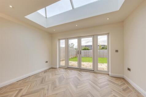 Open Plan Kitchen / Dining / Living Alt 3