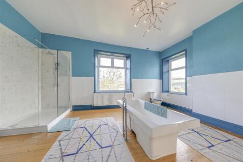 Family Bathroom aLT 2